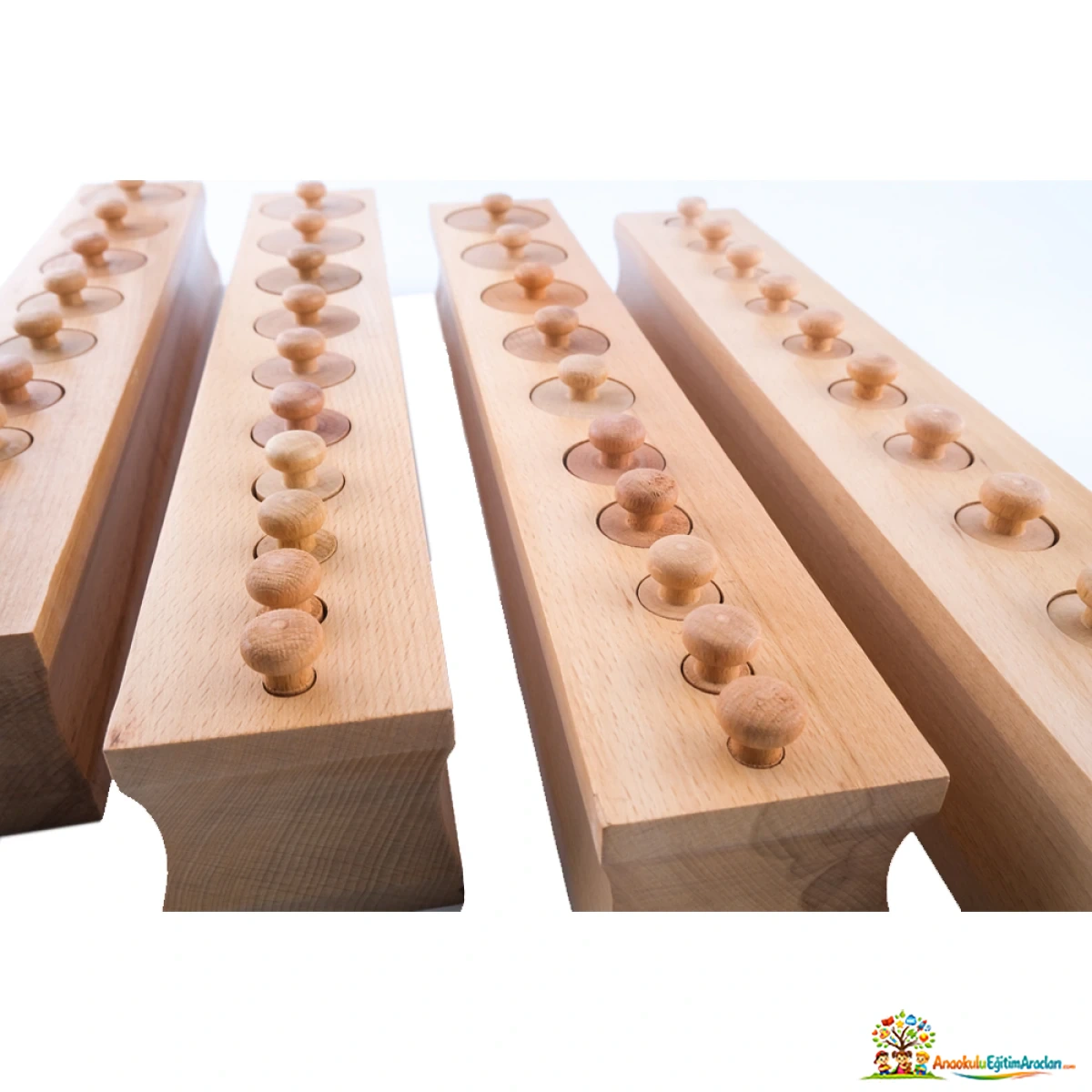 Montessori Kulplu Silindir Seti 4’lü – Masif Ahşap Duyu ve Boyut Eşleştirme Materyali KLS-853
