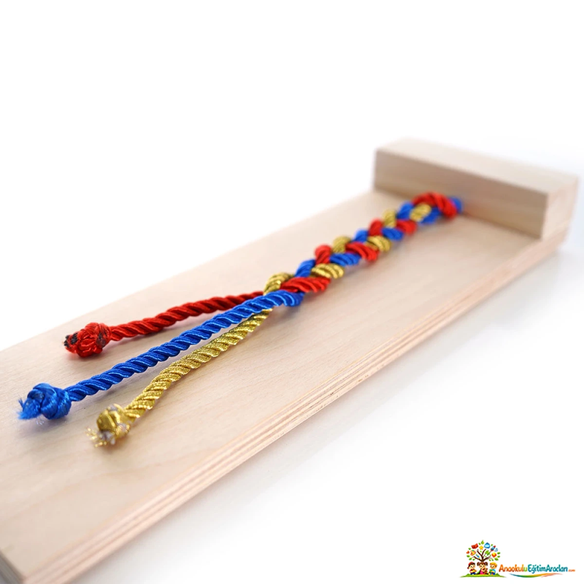 Montessori Saç Örme Tablası – İp Düğümü ve Bağlama Beceri Materyali