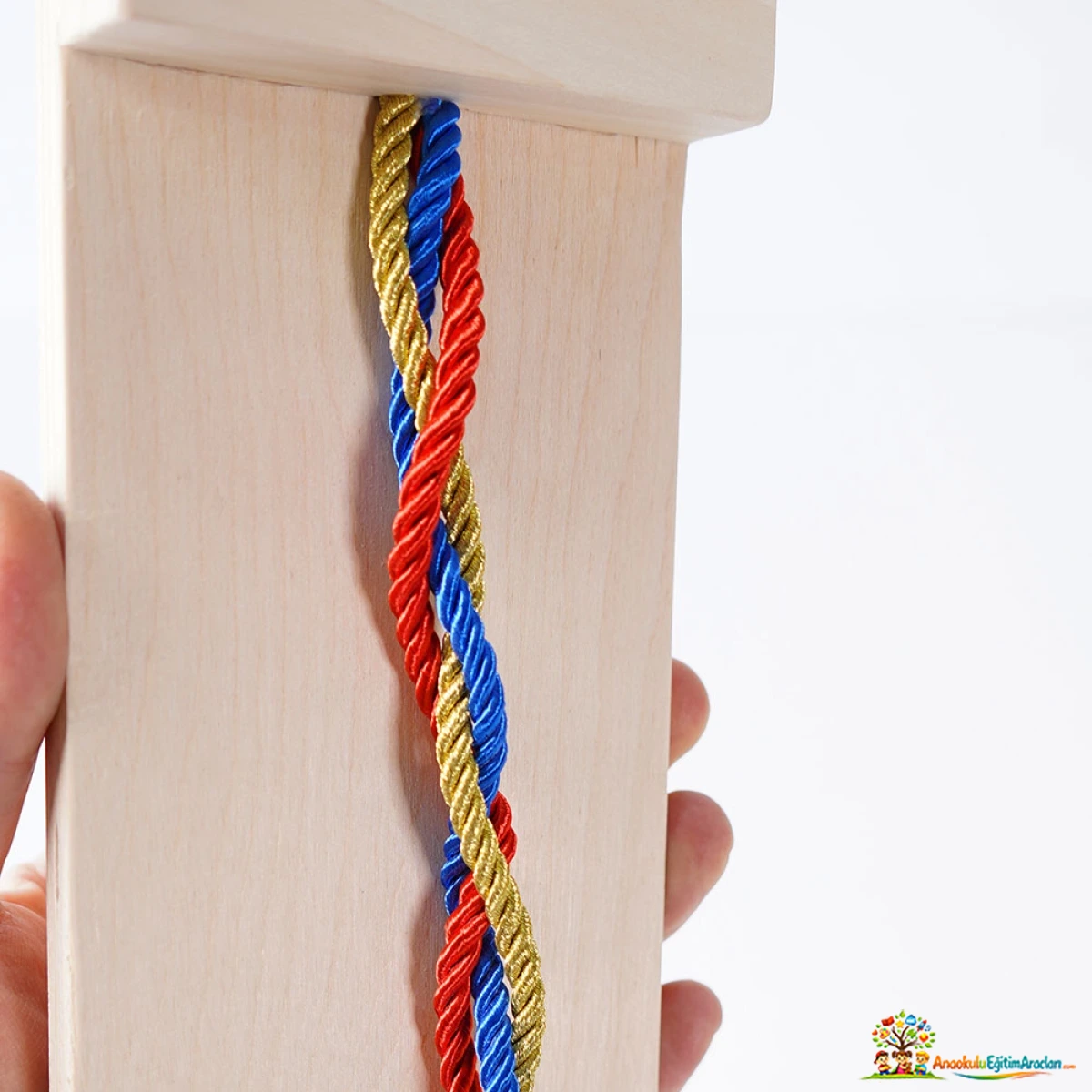 Montessori Saç Örme Tablası – İp Düğümü ve Bağlama Beceri Materyali
