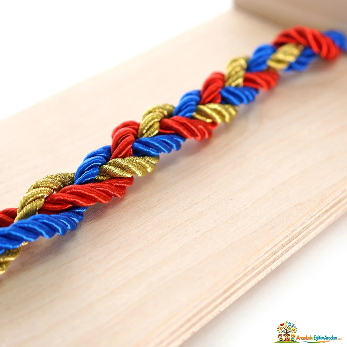 Montessori Saç Örme Tablası – İp Düğümü ve Bağlama Beceri Materyali